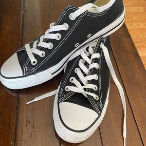 Worn twice Converse men’s 7 women’s 9